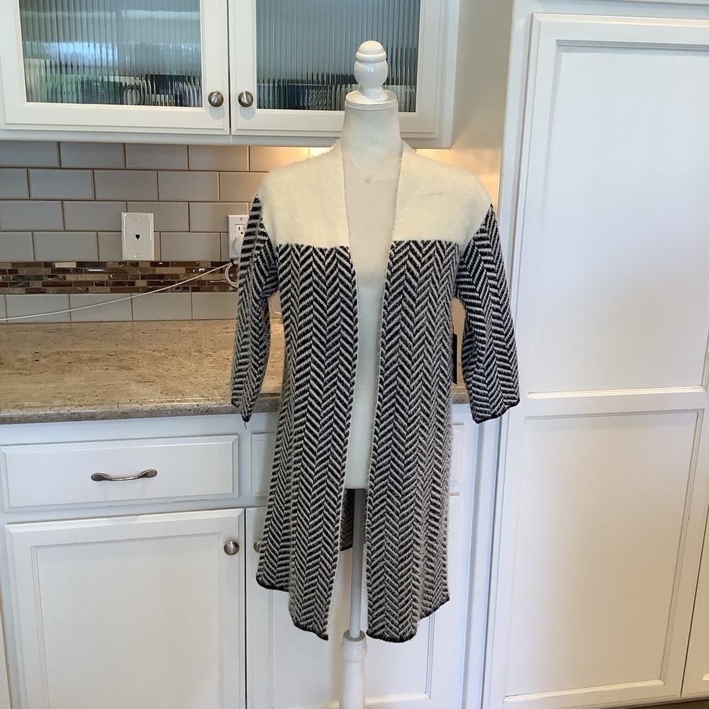 Black Tape NWT Black and White/Cream Chevron Open Cardigan Small